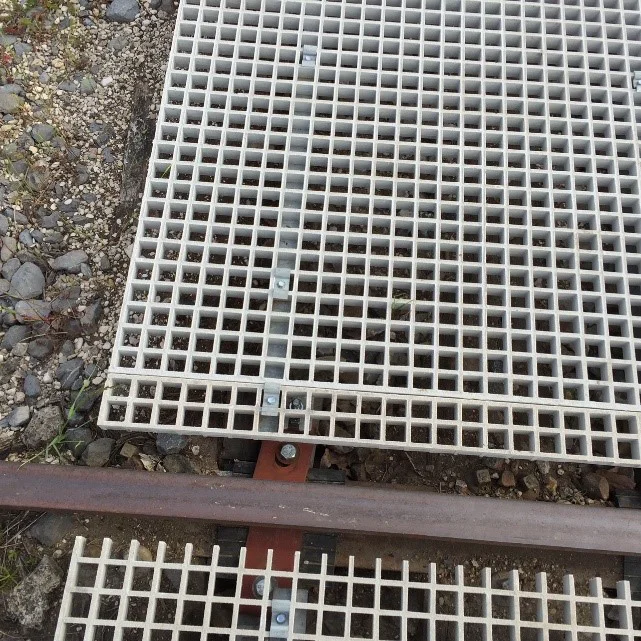   Marches en caillebotis pressé menant à la terrasse d'une maison individuelle